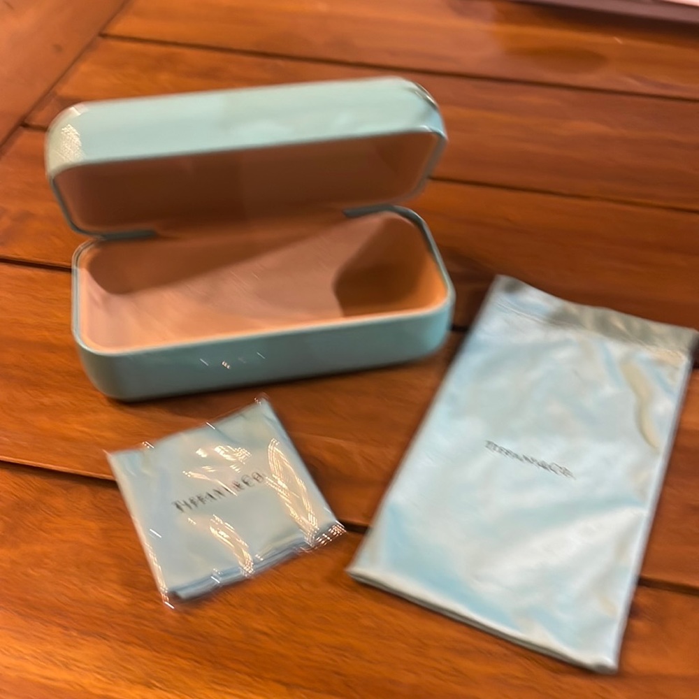 Tiffany sunglasses case w/ dust cover